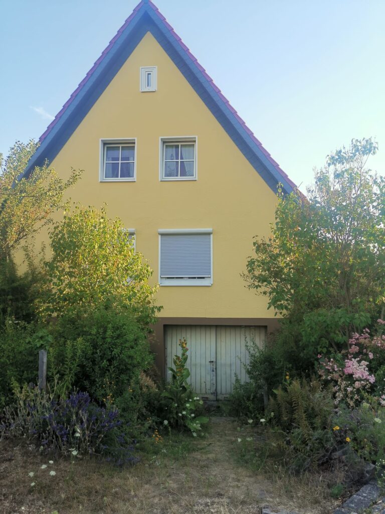 Vorgarten mit dem alten Garagentor