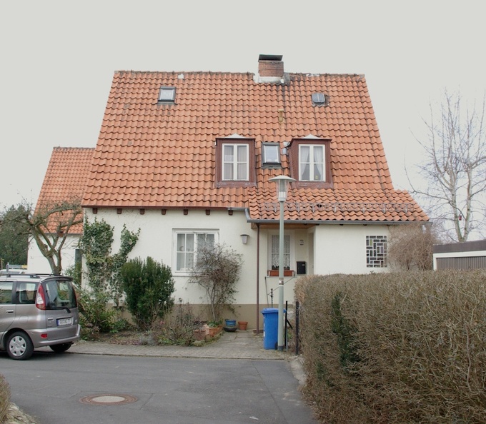 das Haus mit altem Dach und Gauben